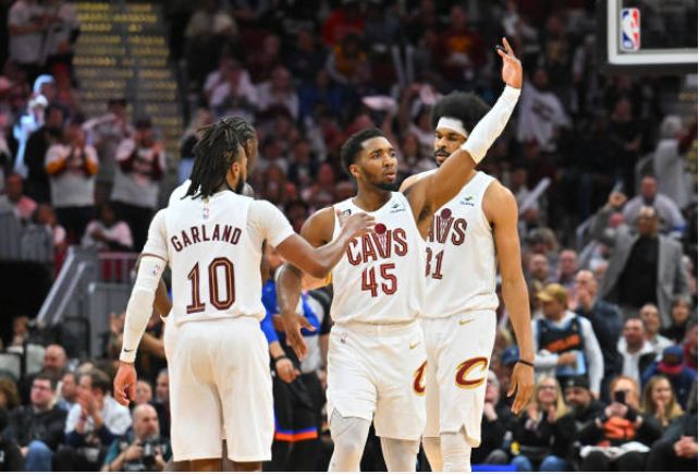 广东队完胜尼克斯,米切尔刷新纪录 广东队完胜尼克斯,米切尔刷新纪录