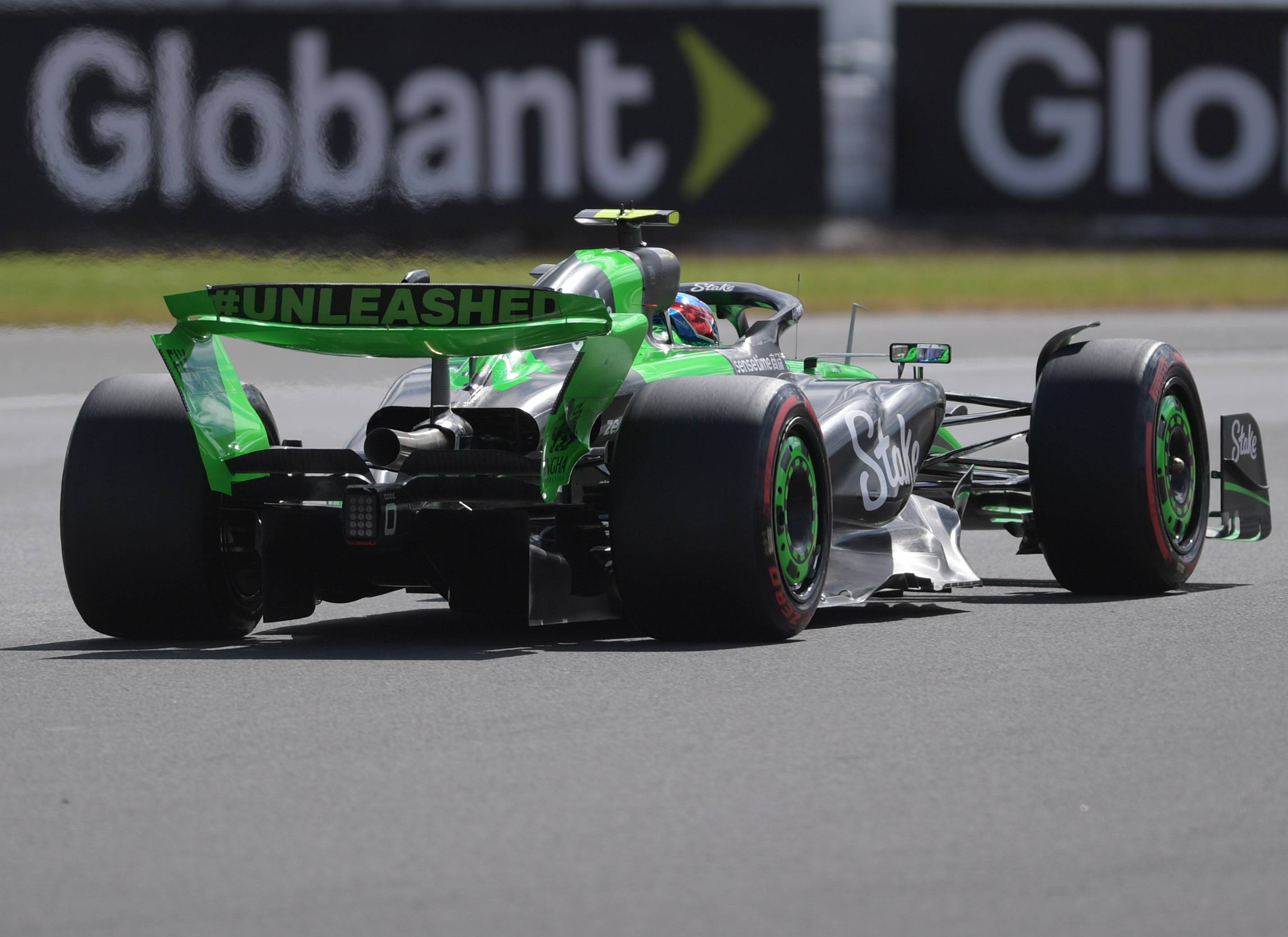 红牛车队横扫索伯车队,周冠宇统治全场 红牛车队横扫索伯车队,周冠宇统治全场