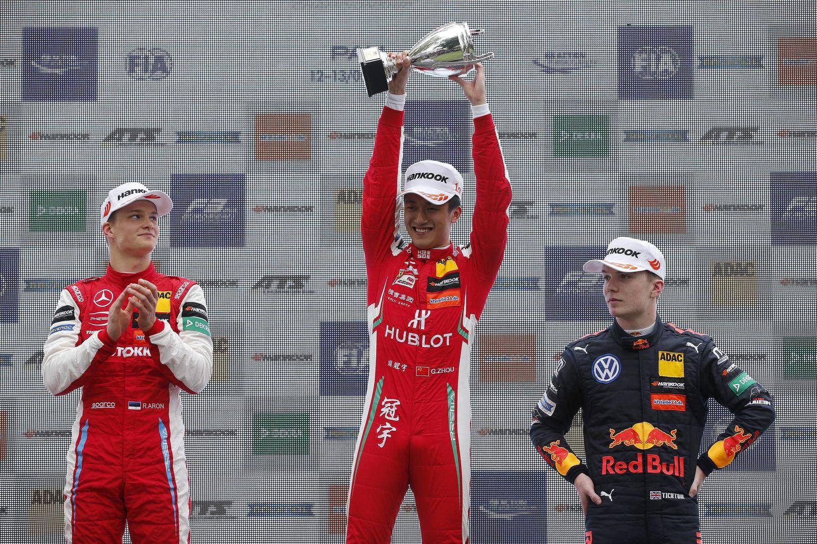 红牛车队横扫索伯车队,周冠宇统治全场 红牛车队横扫索伯车队,周冠宇统治全场