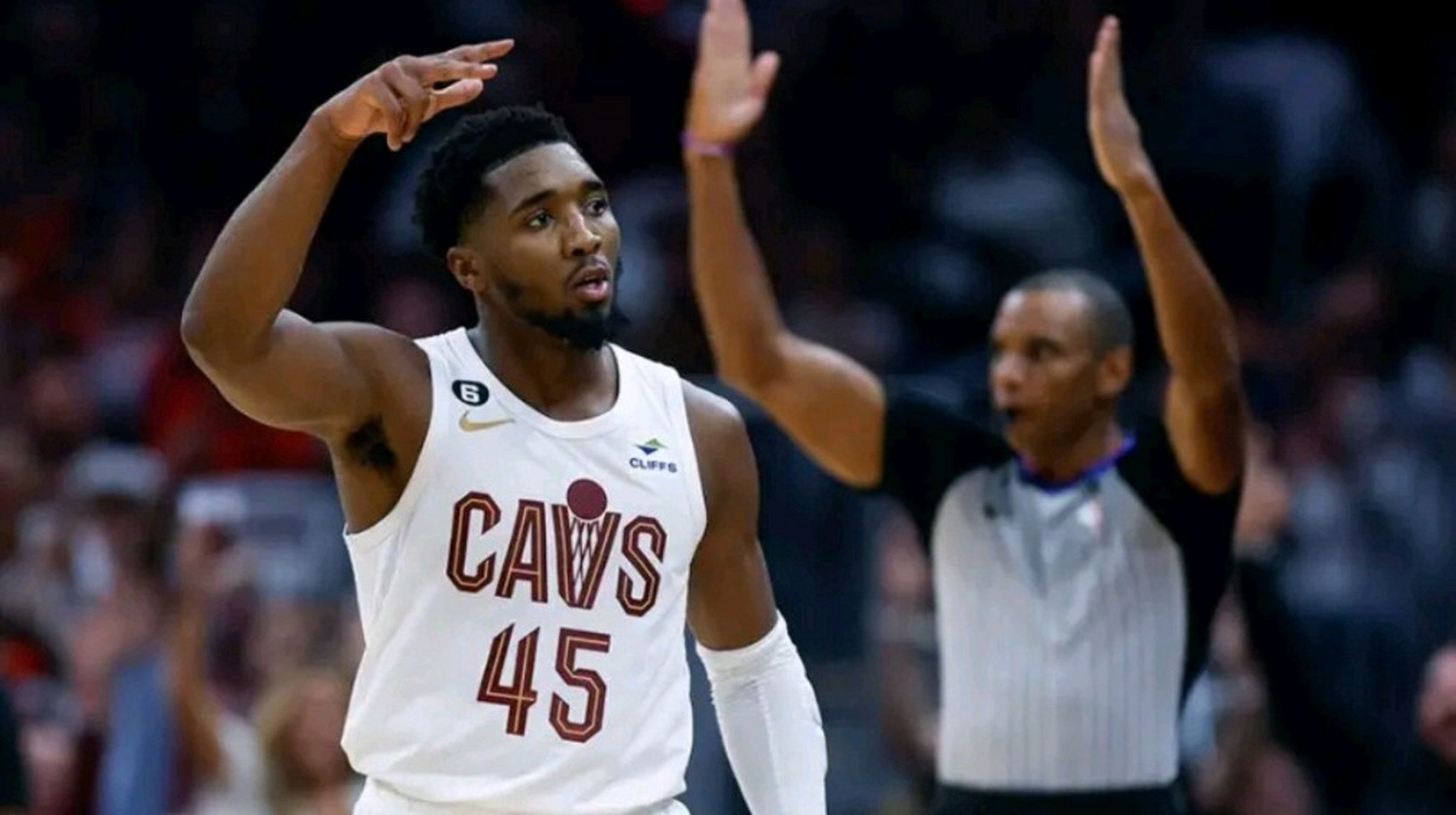 上海队力克山东队，米切尔关键制胜